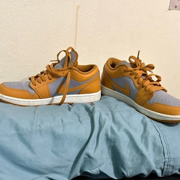 Nike Air Jordan Mustard and Grey low - Picture 3 of 3